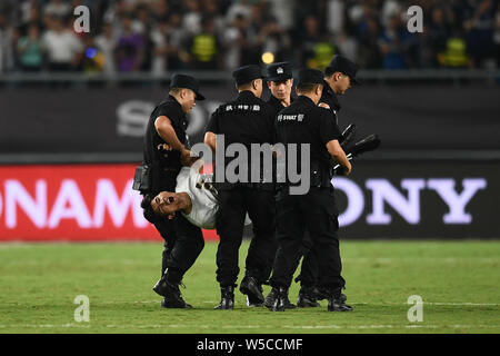 Un ventilatore adorante è azionato fuori dalla sicurezza dei membri del personale durante il 2019 International Champions Cup torneo di calcio tra Juventus F.C. e Inter nella città di Nanjing East cinese della provincia di Jiangsu, 24 luglio 2019. Foto Stock