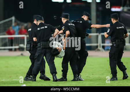 Un ventilatore adorante è azionato fuori dalla sicurezza dei membri del personale durante il 2019 International Champions Cup torneo di calcio tra Juventus F.C. e Inter nella città di Nanjing East cinese della provincia di Jiangsu, 24 luglio 2019. Foto Stock