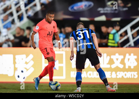 Kylian Mbappe, a sinistra di Parigi Saint-Germain F.C. sfide slovacca giocatore di calcio Milan Skriniar di Inter e Milan durante il loro International Super Cup partita di calcio in Macau, Cina, 27 luglio 2019. Il centrocampista portoghese Joao Mario ha segnato il punto finale-kick come Inter Milan beat Neymar-meno Paris Saint-Germain sulle sanzioni a Macao il Sabato (27 luglio 2019). Foto Stock