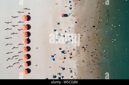 Pechino, Cina. Il 29 giugno, 2019. Foto aerea adottate il 29 giugno 2019 mostra turisti che si godono il periodo estivo presso una spiaggia artificiale al Dongjiang shore nel nord della Cina di Tianjin comune. Credito: Yue Yuewei/Xinhua/Alamy Live News Foto Stock