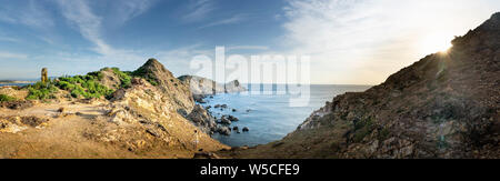 La panoramica di scena a Eo Gio, Quy Nhon, Binh Dinh, Vietnam. Eo Gio (vento stretto) - La più spettacolare stretto con un ad arco gamma di montagna Foto Stock