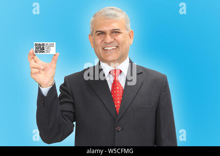 Uomo d'affari che mostra il codice QR sul biglietto da visita Foto Stock