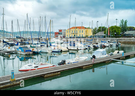 Yacht ormeggiato a Belem molo, a Belem sulla costa di Lisbona e la foce del fiume Tago. Il Portogallo. Foto Stock