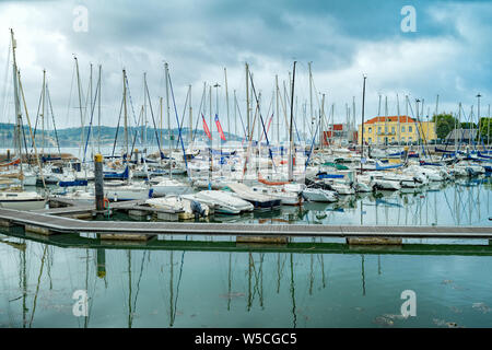 Yacht ormeggiato a Belem molo, a Belem sulla costa di Lisbona e la foce del fiume Tago. Il Portogallo. Foto Stock