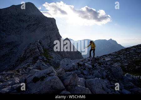 Donna escursioni sulle montagne rocciose glava Sitna nelle Alpi Giulie, Slovenia, Europa Foto Stock