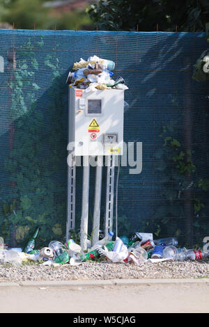 Bontida, Romania - 21 Luglio 2019: Garbage sul terreno e su una scatola elettrica a un festival di musica al mattino dopo una notte di festa Foto Stock