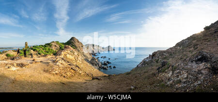 La panoramica di scena a Eo Gio, Quy Nhon, Binh Dinh, Vietnam. Eo Gio (vento stretto)-la più spettacolare stretto con un ad arco gamma di montagna Foto Stock