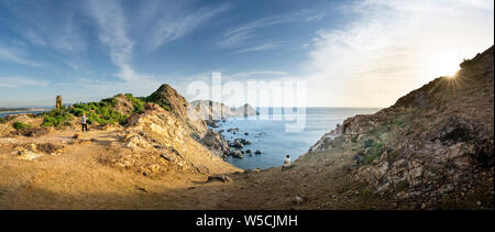 La panoramica di scena a Eo Gio, Quy Nhon, Binh Dinh, Vietnam. Eo Gio (vento stretto)-la più spettacolare stretto con un ad arco gamma di montagna Foto Stock