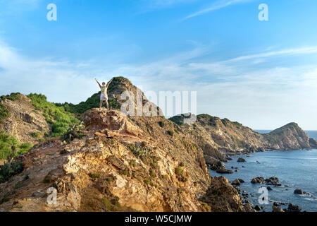 I turisti a Eo Gio, Quy Nhon, Binh Dinh, Vietnam. Eo Gio (vento stretto) - La più spettacolare stretto con un ad arco gamma di montagna Foto Stock