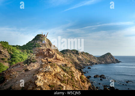 I turisti a Eo Gio, Quy Nhon, Binh Dinh, Vietnam. Eo Gio (vento stretto) - La più spettacolare stretto con un ad arco gamma di montagna Foto Stock