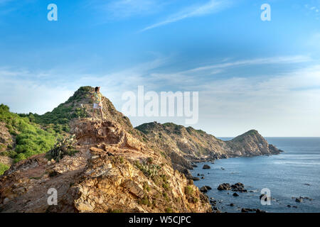 I turisti a Eo Gio, Quy Nhon, Binh Dinh, Vietnam. Eo Gio (vento stretto) - La più spettacolare stretto con un ad arco gamma di montagna Foto Stock