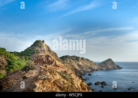 I turisti a Eo Gio, Quy Nhon, Binh Dinh, Vietnam. Eo Gio (vento stretto) - La più spettacolare stretto con un ad arco gamma di montagna Foto Stock