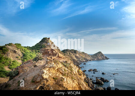 I turisti a Eo Gio, Quy Nhon, Binh Dinh, Vietnam. Eo Gio (vento stretto) - La più spettacolare stretto con un ad arco gamma di montagna Foto Stock