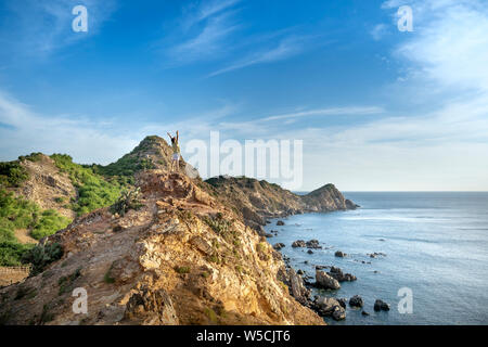 I turisti a Eo Gio, Quy Nhon, Binh Dinh, Vietnam. Eo Gio (vento stretto) - La più spettacolare stretto con un ad arco gamma di montagna Foto Stock