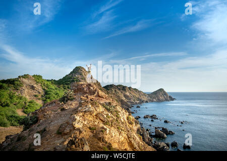 I turisti a Eo Gio, Quy Nhon, Binh Dinh, Vietnam. Eo Gio (vento stretto) - La più spettacolare stretto con un ad arco gamma di montagna Foto Stock