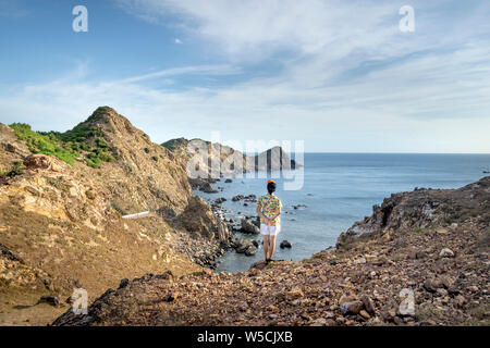 I turisti a Eo Gio, Quy Nhon, Binh Dinh, Vietnam. Eo Gio (vento stretto) - La più spettacolare stretto con un ad arco gamma di montagna Foto Stock