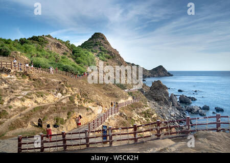 I turisti a Eo Gio, Quy Nhon, Binh Dinh, Vietnam. Eo Gio (vento stretto) - La più spettacolare stretto con un ad arco gamma di montagna Foto Stock