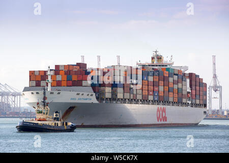 OOCL Southampton nave container nella foto lasciando Southampton Docks Foto Stock