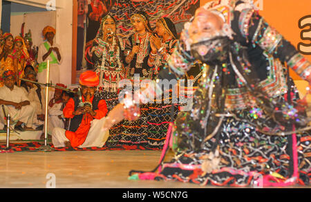 Le prestazioni degli artisti in fiera di Pushkar. Rajasthan, India Foto Stock