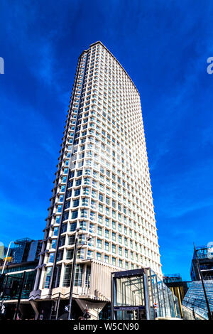 Brutalist grattacielo in stile punto centrale in Tottenham Court Road, Londra, Regno Unito Foto Stock