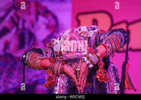 Le prestazioni degli artisti in fiera di Pushkar. Rajasthan, India Foto Stock