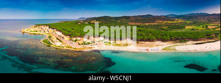 Spiaggia di graniro con Santa Lucia città vecchia nella Regione italiana Sardegna sul Mar Tirreno, Sardegna, Italia, Europa. Foto Stock