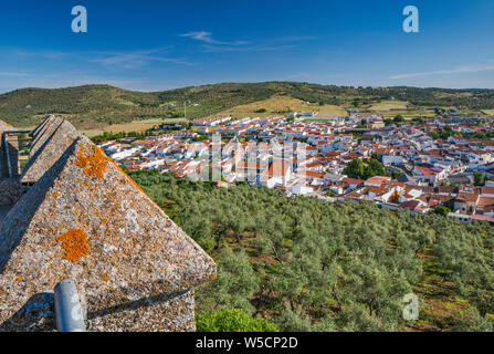 I licheni crescono su merli a merlatura, castello moresco oltre il villaggio di Alanis, Sierra Norte montagne, provincia di Siviglia, in Andalusia, Spagna Foto Stock