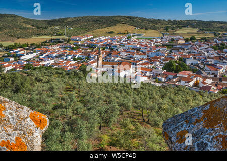 I licheni crescono su merli a merlatura, castello moresco oltre il villaggio di Alanis, Sierra Norte montagne, provincia di Siviglia, in Andalusia, Spagna Foto Stock