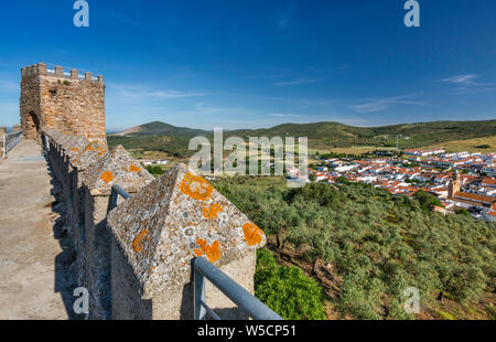 I licheni crescono su merli a merlatura, castello moresco oltre il villaggio di Alanis, Sierra Norte montagne, provincia di Siviglia, in Andalusia, Spagna Foto Stock