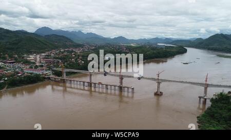 (190728) -- Luang Prabang, 28 luglio 2019 (Xinhua) -- Fotografia scattata a luglio 28, 2019 mostra chiusa di Luang Prabang Fiume Mekong Super grande ponte a nord di Luang Prabang Città Antica, un patrimonio mondiale, circa 220 km a nord della capitale del Laos Vientiane. Con la trave di calcestruzzo dell'ultimo span oltre il Fiume Mekong a mettere in atto, la sezione principale di Luang Prabang cross-fiume Mekong ponte ferroviario è stato completato su Domenica, sette mesi di anticipo rispetto al programma. La chiusura del Luang Prabang Fiume Mekong Super Major Bridge, uno dei due cross-Mekong ponti lungo la ferrovia China-Laos, indi Foto Stock