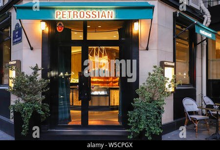 La facciata di Petrossian caviale di pesce ristorante situato nel centro di Parigi Foto Stock