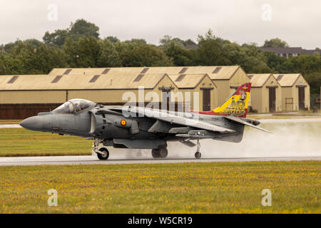 Marina spagnola EAV-8B Harrier II Plus facendo un enorme spray sulla pista bagnata a RAF Fairford per il 2019 RIAT. Foto Stock