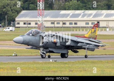 Marina spagnola EAV-8B Harrier II Plus sulla pista pronto a sollevare al RIAT 2019 tenutasi a RAF Fairford. Foto Stock