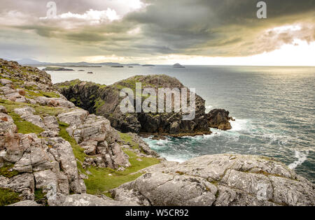 Lussureggiante costa occidentale dell isola di Lewis, Ebridi Esterne in Scozia con drammatica cielo molto nuvoloso Foto Stock