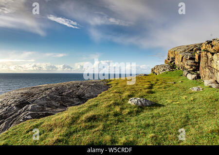 Lussureggiante costa occidentale dell isola di Lewis, Ebridi Esterne in Scozia con drammatica cielo molto nuvoloso Foto Stock