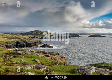 Lussureggiante costa occidentale dell isola di Lewis, Ebridi Esterne in Scozia con drammatica cielo molto nuvoloso Foto Stock