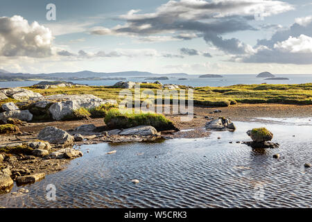 Lussureggiante costa occidentale dell isola di Lewis, Ebridi Esterne in Scozia con drammatica cielo molto nuvoloso Foto Stock