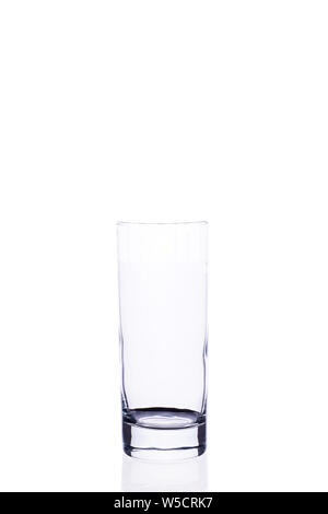 Svuotare la coppa di vetro per acqua su bianco isolare lo sfondo. Foto Stock