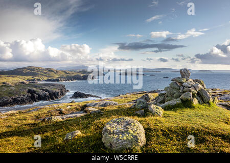 Lussureggiante costa occidentale dell isola di Lewis, Ebridi Esterne in Scozia con drammatica cielo molto nuvoloso Foto Stock