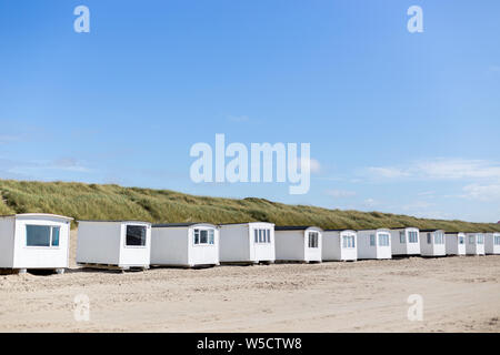 Spiaggia Bianca cabine alla spiaggia Lokken Foto Stock