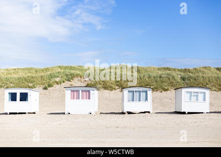 Spiaggia Bianca cabine alla spiaggia Lokken Foto Stock