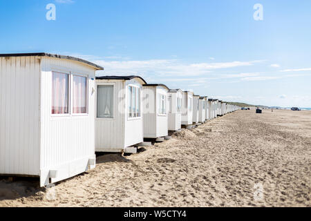 Spiaggia Bianca cabine alla spiaggia Lokken Foto Stock