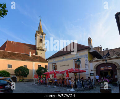 Ruggine: chiesa cattolica, ristorante Haydnkeller in Neusiedler See (lago di Neusiedl), Burgenland, Austria Foto Stock