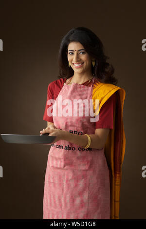 La donna la preparazione di alimenti Foto Stock