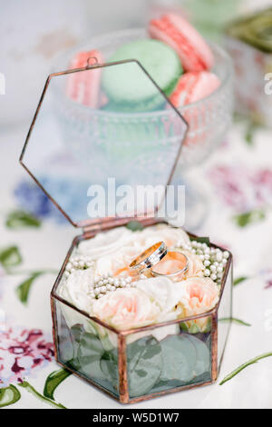 Ancora vita brides mattina, piatto con tazza di tè, bicchiere di champagne, fedi e bouquet di fiori Foto Stock