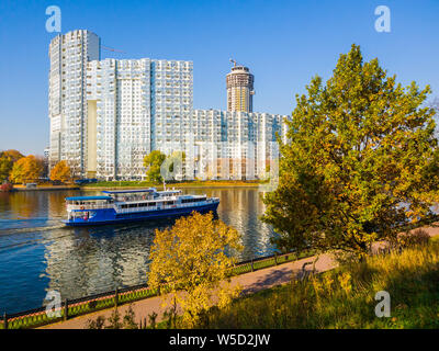 Khimki, Russia - 17 Ottobre. 2018. Imbarcazioni da diporto su Mosca Canal e complesso residenziale Mayak Foto Stock