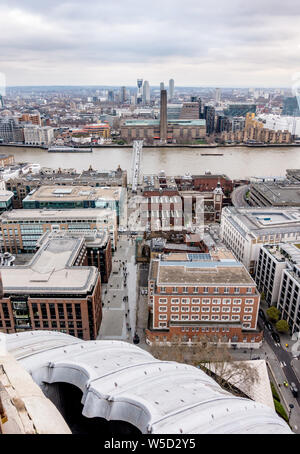 Vista verso sud attraverso il Fiume Tamigi dalla Cattedrale di San Paolo Dome di Londra Foto Stock