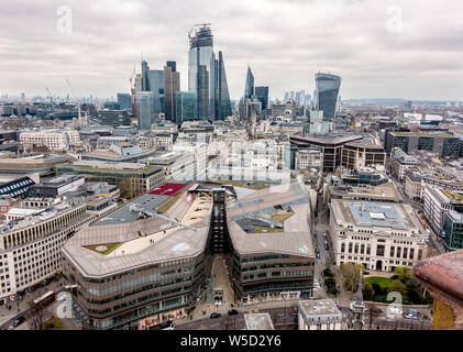 Vista Est dalla Cattedrale di San Paolo cupola sopra la città di Londra Foto Stock