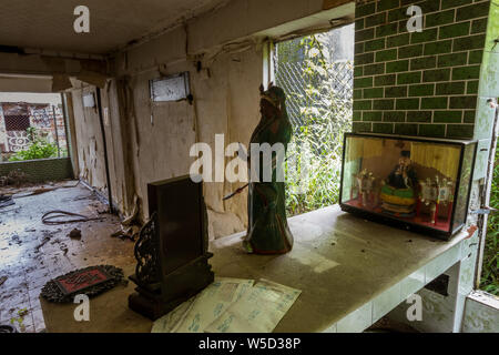 Gli interni della casa abbandonata in Ma villaggio Wan, Hong Kong Foto Stock