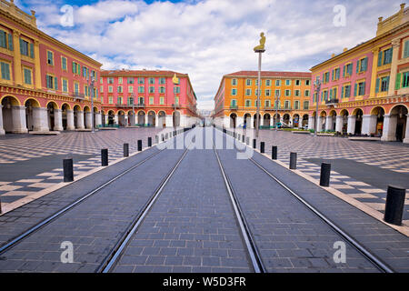 Città di NIZZA Place Massena Square vista colorate, destinazione turistica della riviera francese, Alpes Maritimes dipartimento di Francia Foto Stock